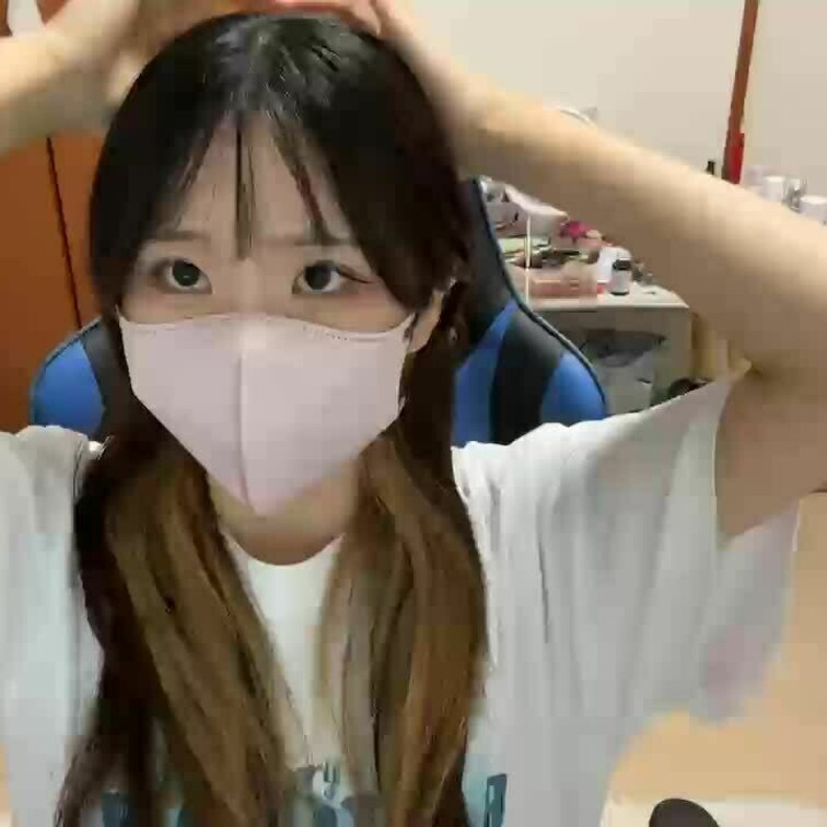 【いのり 20 歳】

いのりさんのライブ配信動画です
生配信 だと、1 回の有料配信を視聴すると、おおよそ平均 