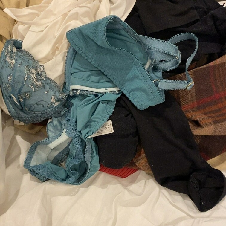 実はこの写真
旅行先のホテルでセフレ君に撮られてました🧐
いつまでも寝ていた&脱ぎ捨てていた私が悪い😇