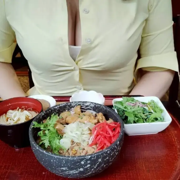胸が大き過ぎてブラウスがパツパツです
ボタンも弾け飛びそうです
ジロジロイヤらしい目で見てくれる男性がいると、興