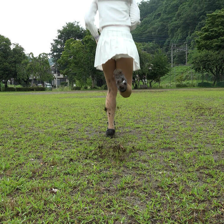 女性の走る姿フェチ　土をスパイクで蹴るf907 
