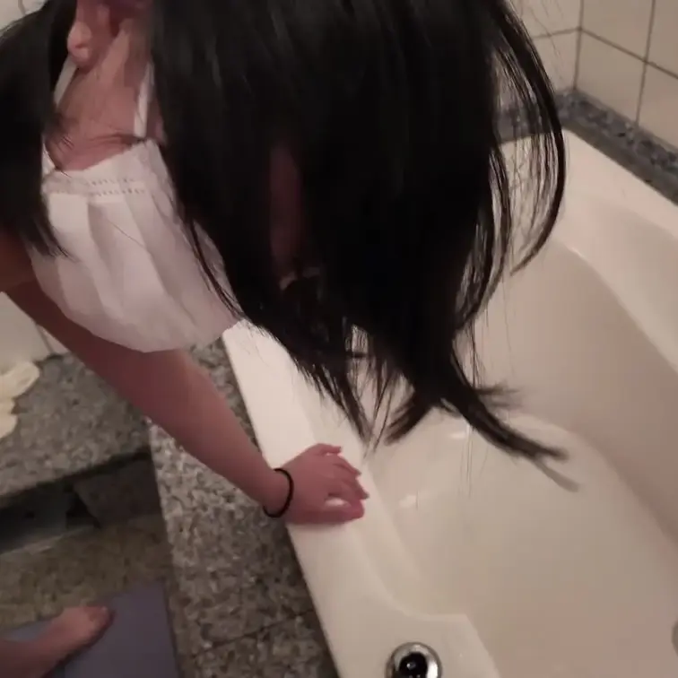 ロリ顔美女の放尿姿