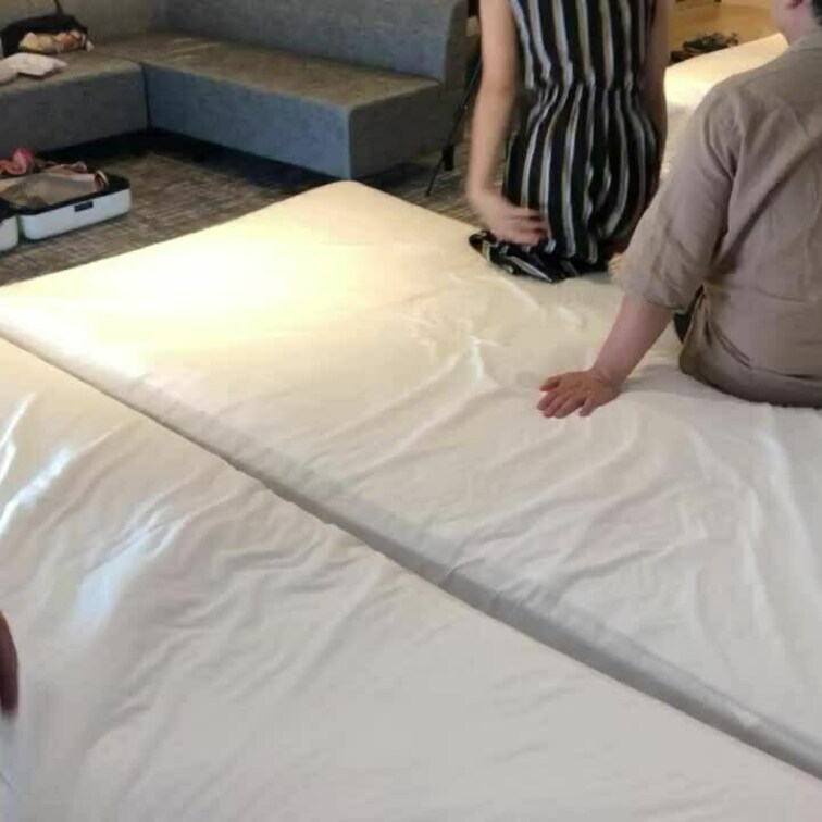 ホテルに入って寝取られプレイ前の雑談にらなります😁
この後騎乗位をするとは🤭