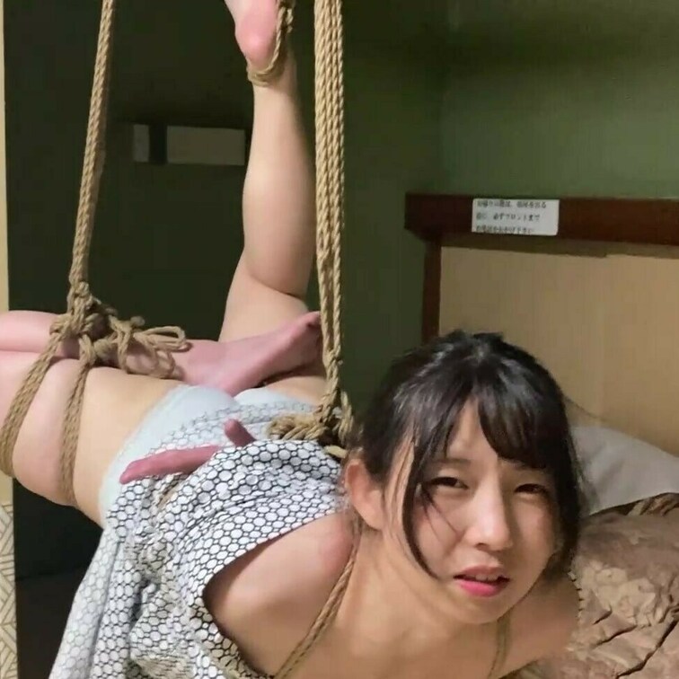 浴衣で○○○、吊られています。