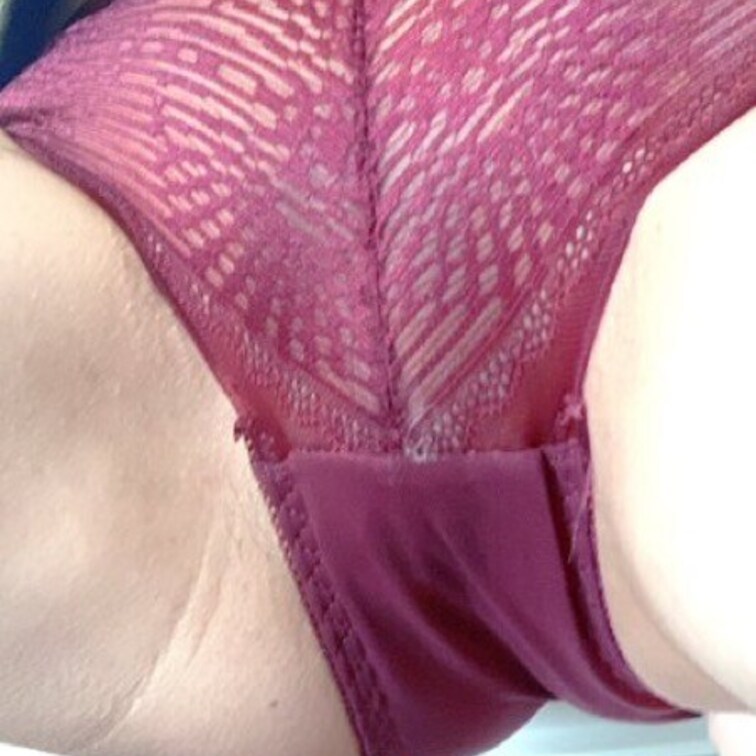 今日のぽぽぽのパンツです🥰🥰
 赤の大人パンツ🥰🥰
おりものべちゃべちゃ😅
 
 クロッチ汚れはプラン加入で見れ