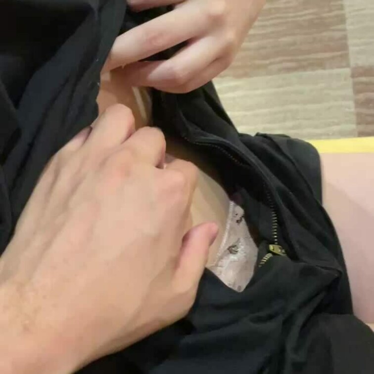 ファミレス露出👶🏻👶🏻
今動画色々編集してるからもうちょっとまってね！🥺