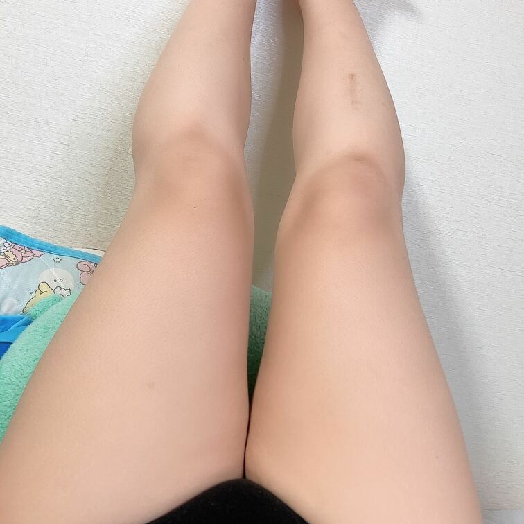 ネイル塗った〜足がめっちゃ浮腫む🦵🐾