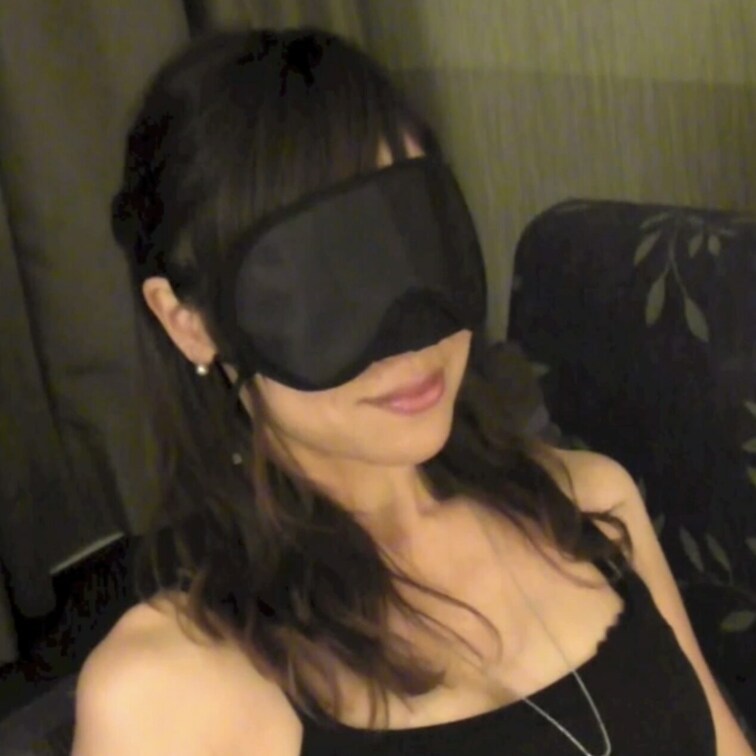 いつも頑張ってくれている人妻セラピさんにパウダーの施しを行いました。アイマスク＆フェザータッチの威力で超敏感肌へ変貌。最