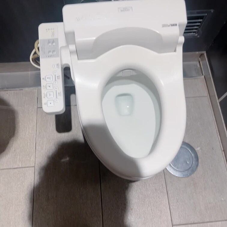 おしがま中にトイレの床におしっこ漏れちゃったので、そのまま便器にはみ出し立ちションしちゃいました😣
おもらしと立ちショ