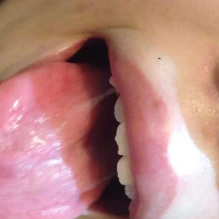 【舌使いで魅せるエロボイスお○○○さん①】魅惑のくちびる👄💕カメラを舐めるほどの艶めかしい舌の動きの接写Movie🎥です