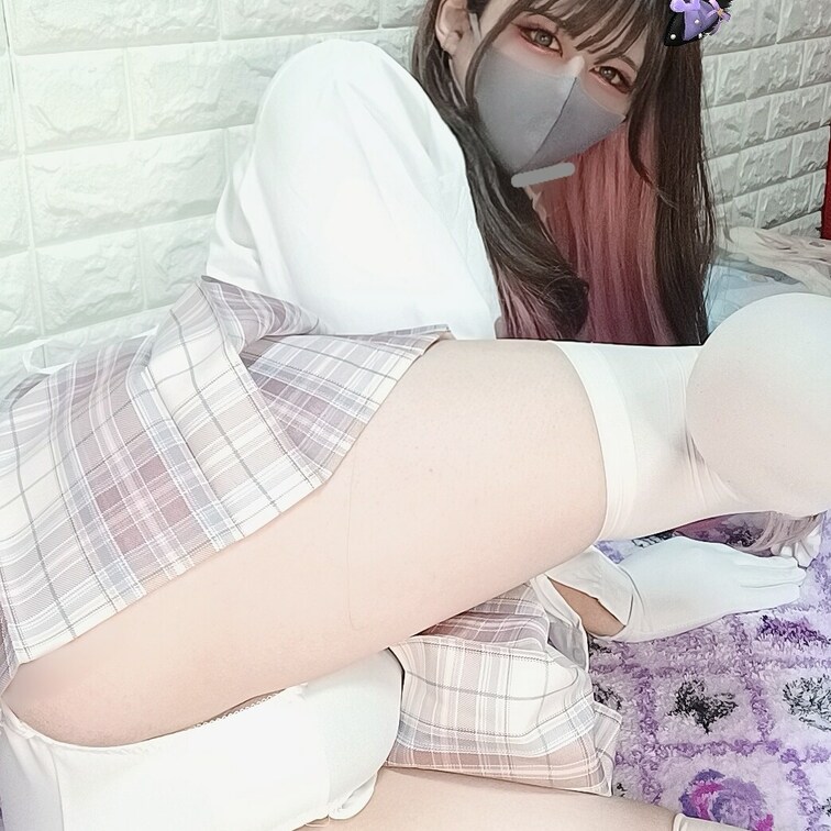 変態女装男子たろしゅが制服コスプレでパンチラ誘惑してきた！
挟む？挿れる？❤️
