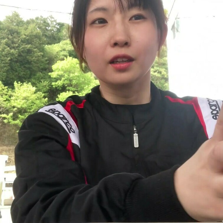 カートでサーキットを走ります。