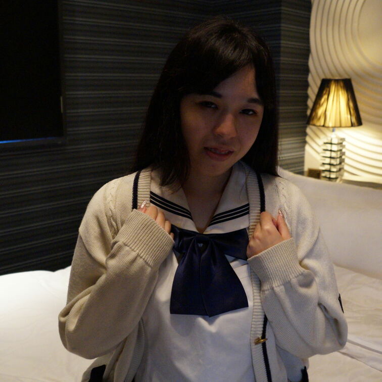 みんなの憧れ福〇博〇女〇の夏セーラー服。
清楚なセーラー服がよく似合うこの女の子は制服姿のままどんな変態な行為をしちゃ