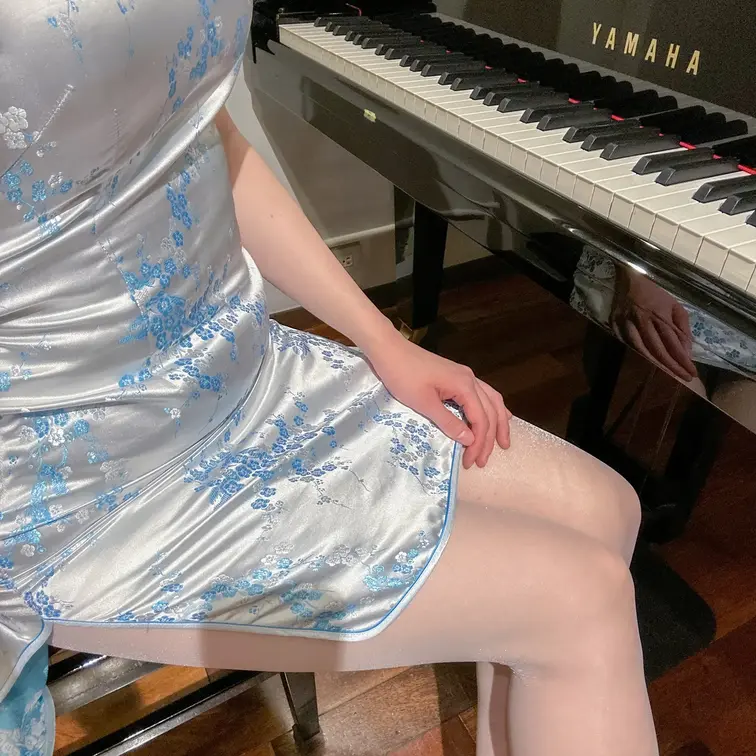 こんばんぴ〜🐰🎹✨
今日は 白チャイナドレスで撮ってみたよ💙
光沢のある生地と、ブルーのお花柄がとっても可愛くてお気