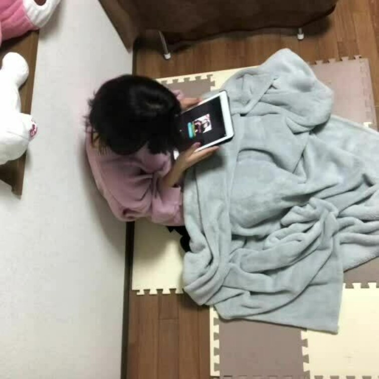 【ファン限定フル動画】🎁
学◯帰りに自宅に帰ってダラダラしてる時にムラムラがきてパンツに手を入れて制服の状態でオナニー