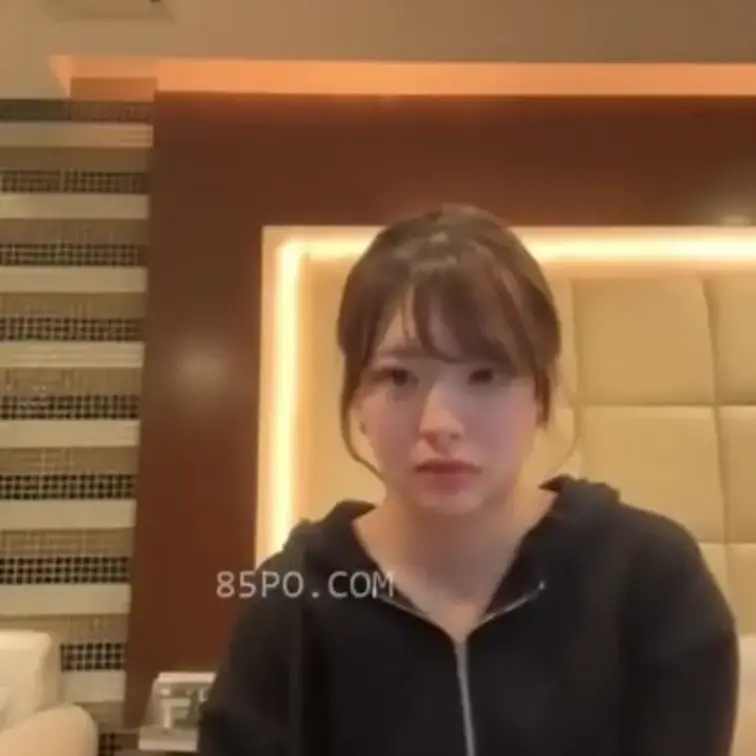 【自撮りオナニー】限定・超絶美女の誕生。
激しい指入れオナニー
完全自撮りで撮影されたリアル美少女オナニー動画。
童話みたいに可愛い顔立ちの清楚系美少女が、自分のスマホ片手に一人で興奮しまくる。ベッドに座り、自撮りしながらゆっくり服を脱いでいく。
白く柔らかいおっぱいを揉みしだいたあと、パンツを下ろして濡れたおまんこをカメラにしっかり映す。
そのまま人差し指と中指を2本揃えて、ぬるぬるの穴にゆっくり沈めていく。「あっ…んんっ…!」
自撮りカメラが超至近距離で捉える中、指を激しくピストン。
ぐちゅぐちゅと大きな水音を立てながら、指を根元まで埋めて奥を抉るように掻き回す。
3本指に増やして激しく出し入れし、腰をガクガク浮かせながら本気で喘ぎ乱れる。指入れに夢中になり、マン汁を垂らしながら連続でイキ狂う姿が丸見え。
自撮りならではの生々しく淫らな指マンシーン満載です。 (1/2)