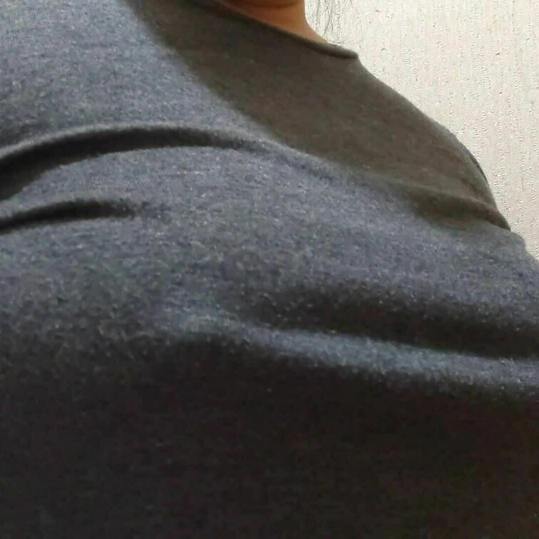 夜中に我慢できなくて乳首オナニーです。
ノーブラで乳首ひっかいたりつまんだり…
○○○乳染みてます
