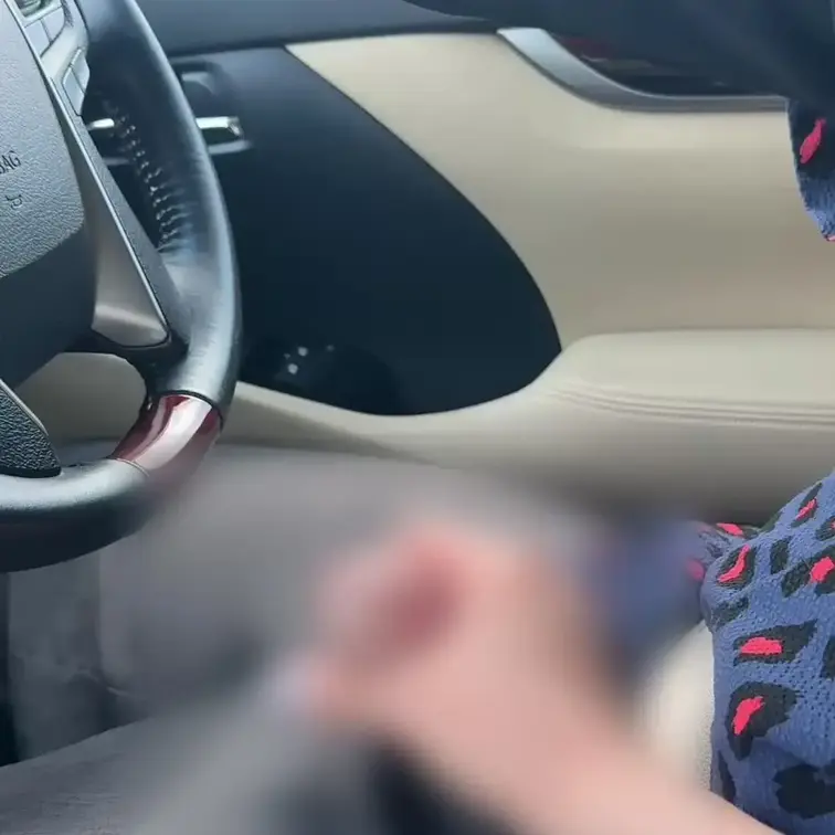 ドライブ中、触りたくなって少しだけ手コキしちゃった🫣❤️
隣の車に見られたから最後までしなかったの😭😭😭