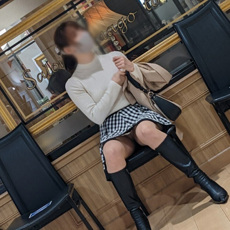 見えそうで見えない、お店の順番待ちで座ってるだけだけど、これくらい足を広げるのもすごくドキドキしました💦 はしたないな〜
