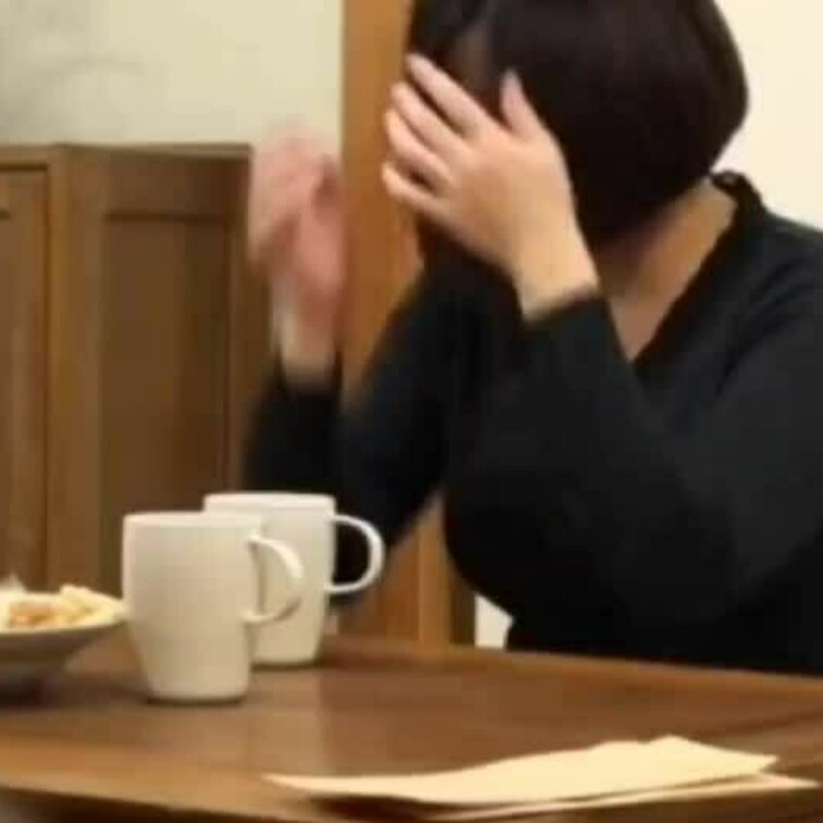 SNSで知り合ったオトコにさぁ、美人人妻さんが食べられちゃったよぉ💖
オトコの自宅に呼ばれてさぁ、ノコノコいくからだよ