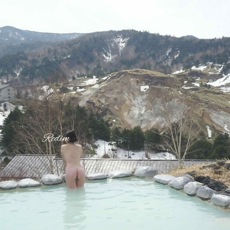 絶景の混浴露天風呂は最高でした〜♨

雪も残ってて雰囲気最高♪
ブルー白色の温泉でお肌もツルツルになった気がします