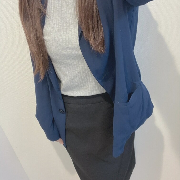 おはようございます☀

今日はお仕事モードのめい！と…

大胆にM字開脚に挑戦してみました(〃ω〃)

白の