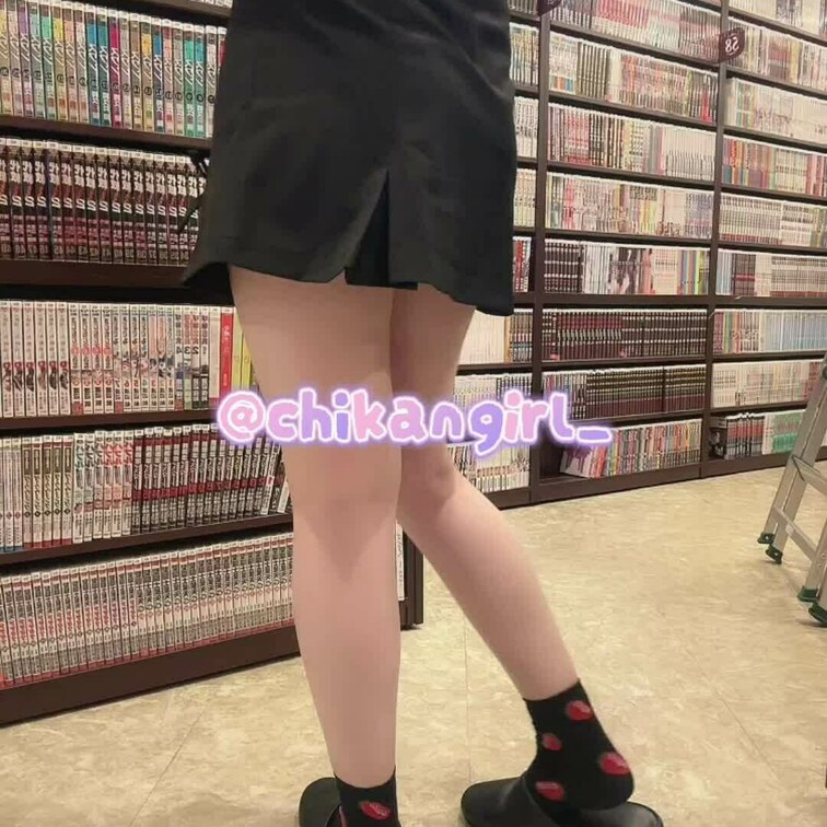 ネカフェの本棚でパンチラする人