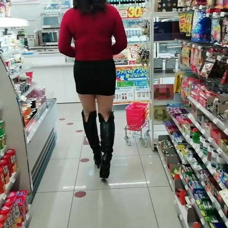 コンビニで目の前にミニスカ熟女
もっと近寄って見て欲しい