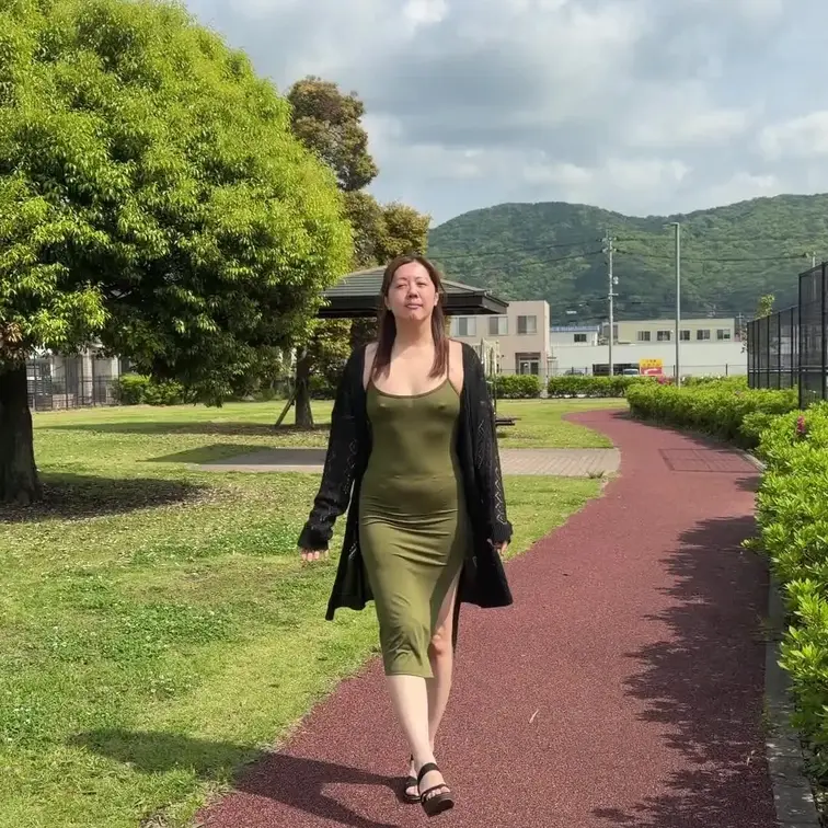 ※顔出し動画につきゴールドプラン専用です

今日の服装はカーキの薄いキャミソールワンピ。 生地が薄くてノーブラの乳首