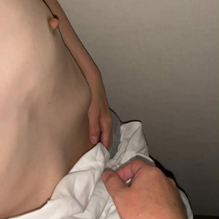 👌微乳クリンの寝起き前にちょっといたずら❣️
昨日は、イケメン君にNTR 💕
まだすい眠中の満足したカラダにちょっと