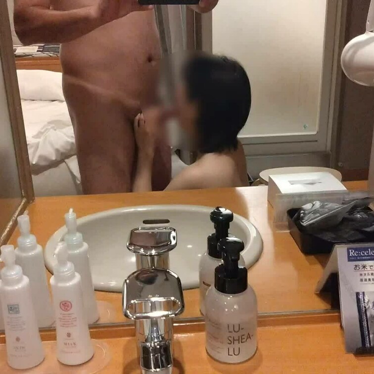 他人棒をフェラしてる所を鏡越しに撮影したものです。