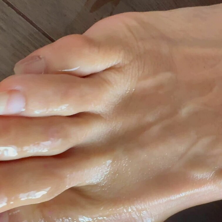 オイルでくちゅくちゅの足裏とつま先　指紋までくっきりの足指