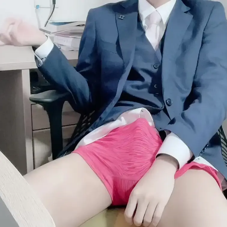 今回は「スーツ姿で中出しえっち」しちゃったよ？
かなりの性癖動画なので「スーツ男子」が好きなら絶対に興奮しちゃうね。