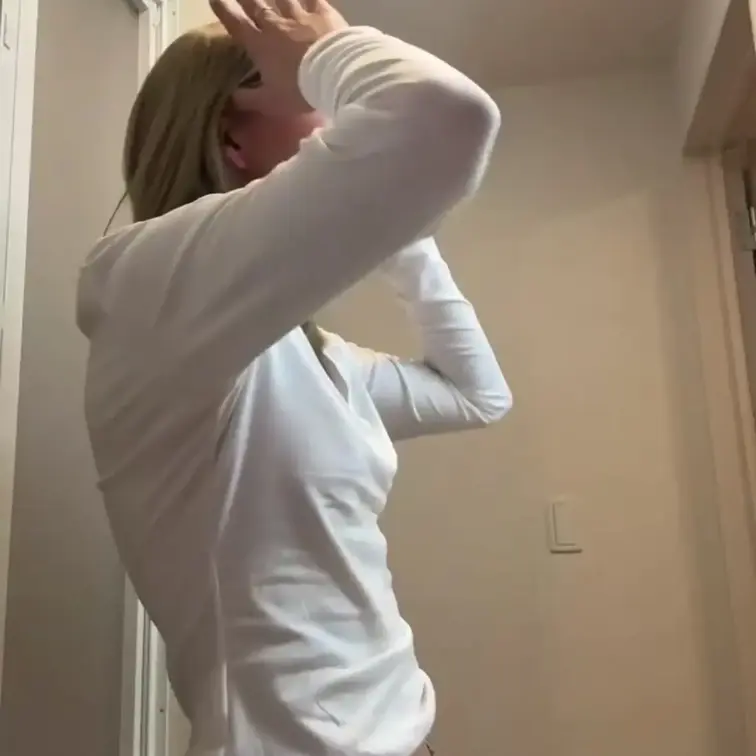お風呂前のとみが服を脱いでる動画ー！😽