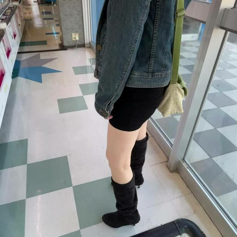 ゲームセンターに行ってきました。ミニスカートに大きく胸元の開いたブラウス。ボタンを一つ外しておっぱいが見えそう？見えてる