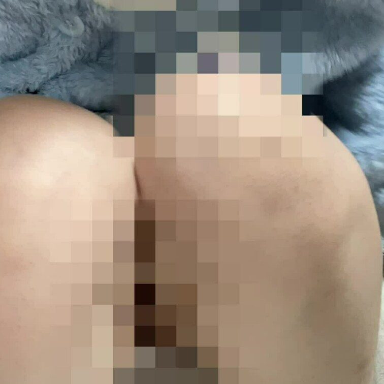 吸うのでクリトリス吸って潮（にょう？）もらしてます アナルひくひくしてて恥（あなるはモザイクしてません）