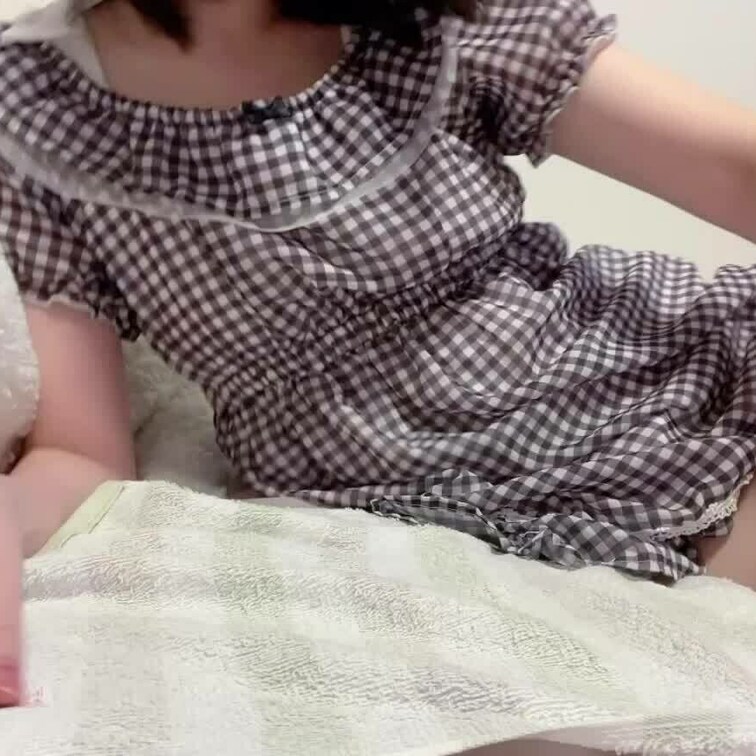 ワンピースの下を見せます( ⊙⊙)

関節柔らかいです🫰🏻
