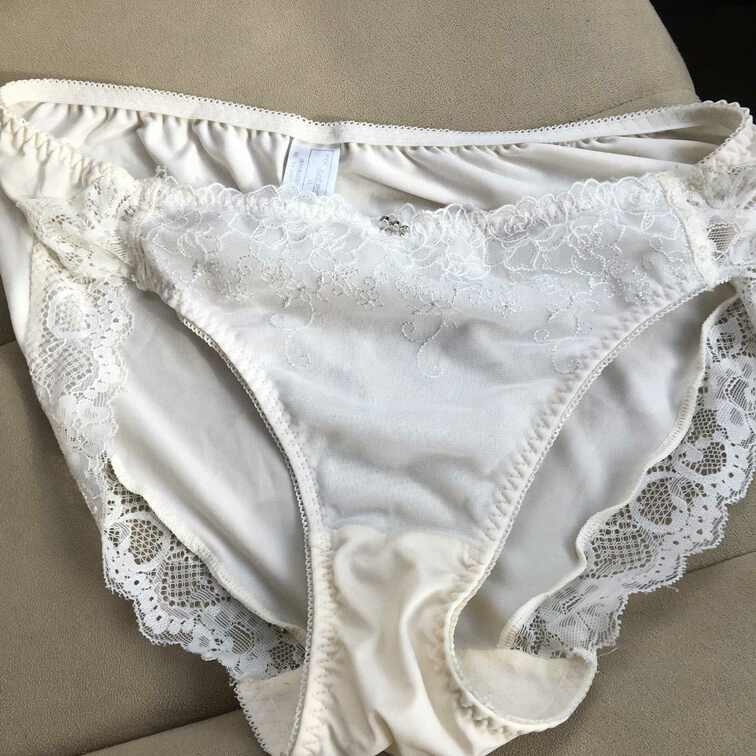 20代フリーター女子のお漏らしパンティです。
おしっこで触るとしっとりしてます…✨
純白良いですよね(^^)