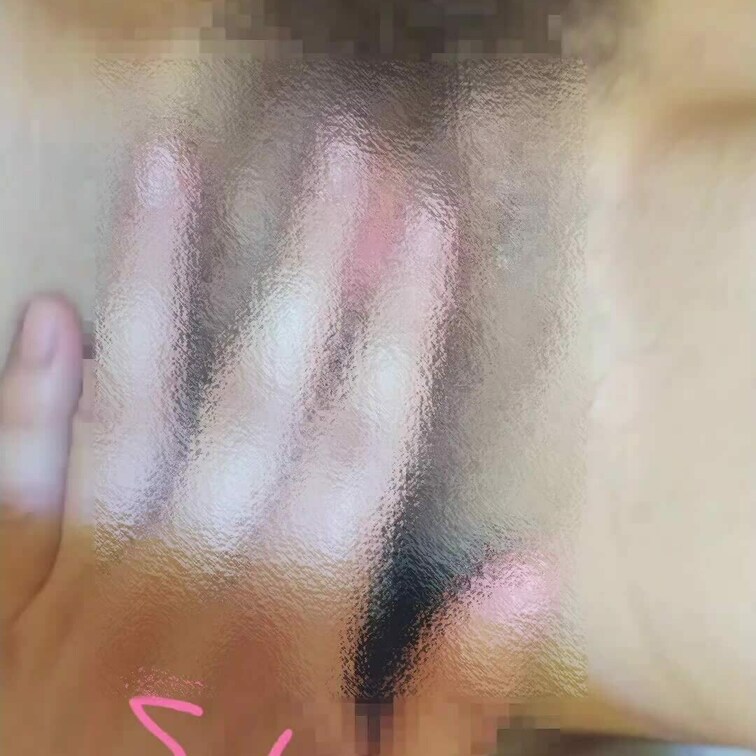 クリを挟まれて弄られて…
ビンビンになったクリでクパしちゃってます🤭💕