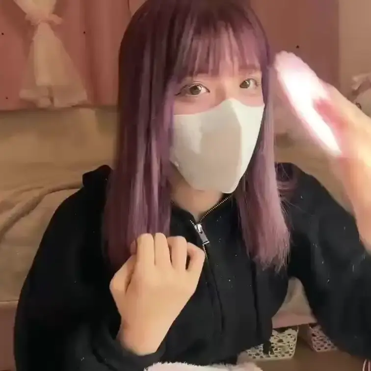 【みれい 20 歳】

みれいさんのライブ配信動画です
生ライブ配信だと、1 回の有料配信を視聴すると、おおよそ平
