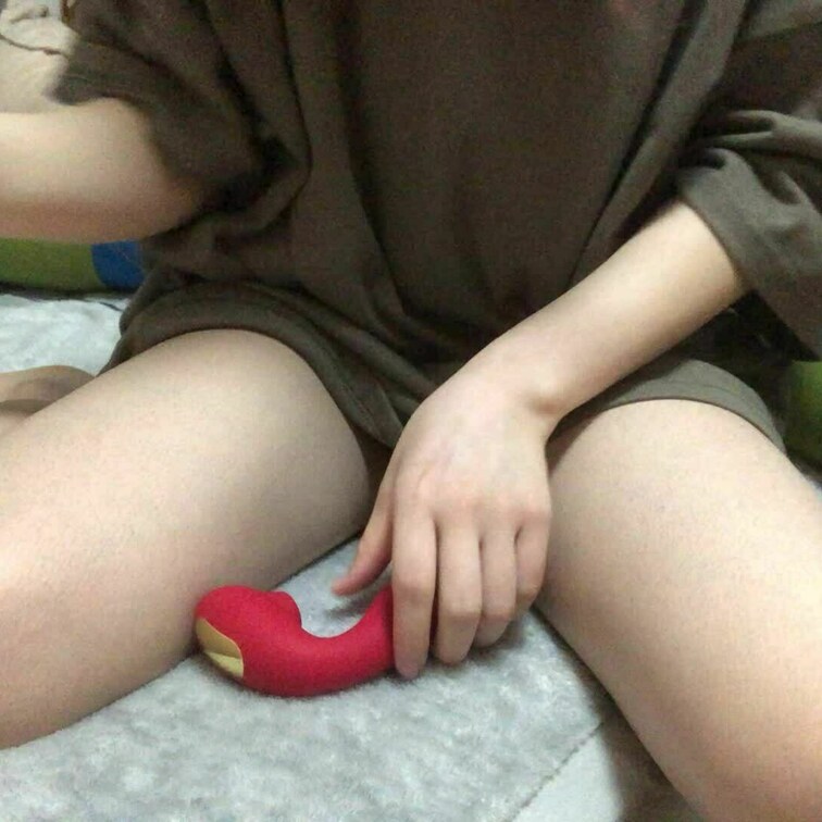 生理でエッチができなくて溜まりすぎてるあーたん。ガチイキオナニー動画を撮影したーくんに送り付ける。
動画内で名前呼びな