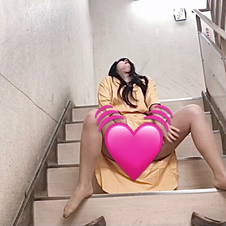 とうとうやってしまった某デパートの裏階段でのオナ💖刺激が強過ぎて子宮が震えっぱなしでした{(>_<)}💦店員さんやお客さ