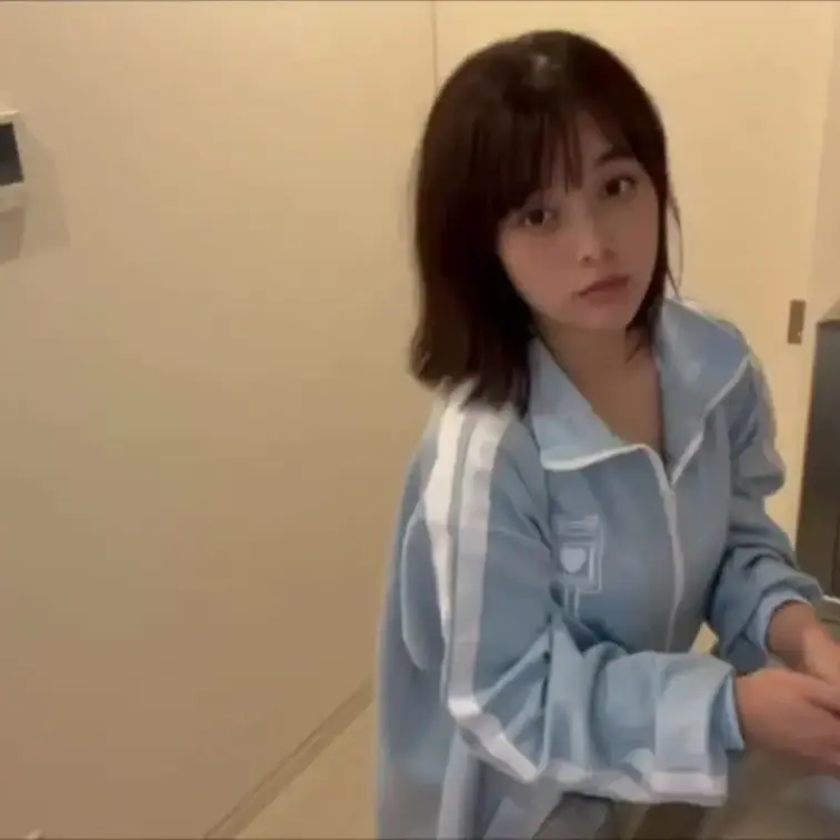 【ファン限定フル動画】🎁

昨日の夜沢山えっちした同棲カップル。朝起きて彼女とキッチンで朝寝起きの僕の臭いちんこをフ