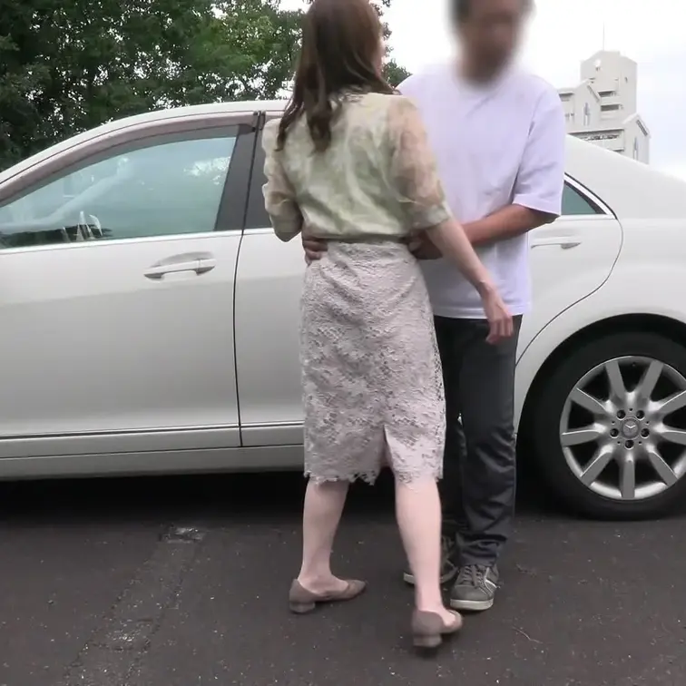 同じ町内の奥さんを誘ってみた

町内会の会合でエロかった奥さんを誘ってみたら
すんなりOK

話をするうちに、