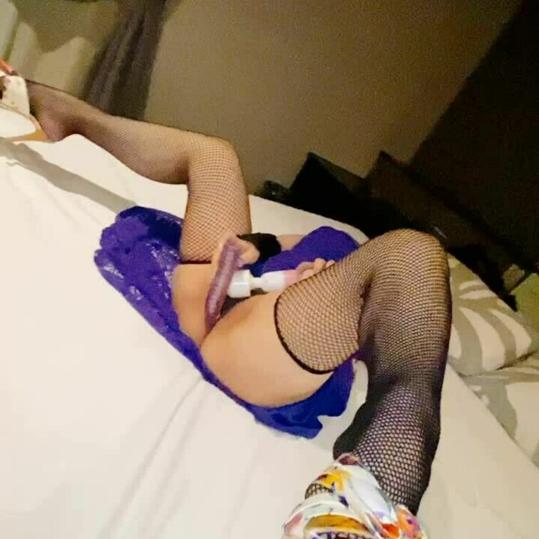 大胆な開脚で電マオナニー

オナニー大好き❤💕