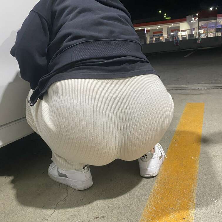 日常エロ　洗車場でブリブリ食い込み透けT尻見せながら…