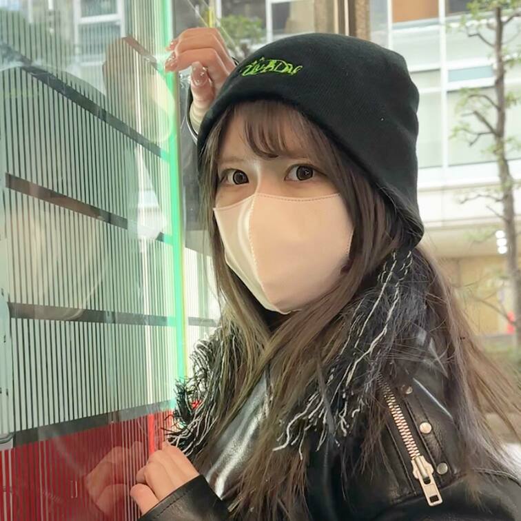 ＃38【AKINA 23歳】
今回ストリートスナップ撮影に協力してくれたのは、ブラックでまとめつつ遊び心のあるアイテム