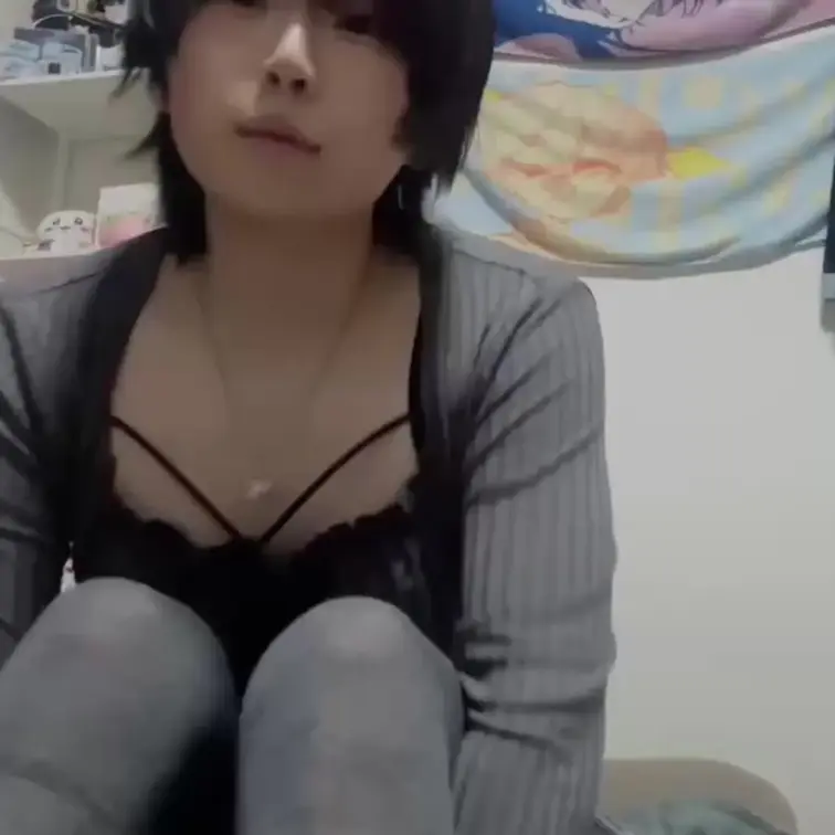 ちくびいじいじと、お気に入りのおなほで擬似セックスをたのしむ男の娘︎💕︎
バックがすきなるなちゃんはおなほともバックで