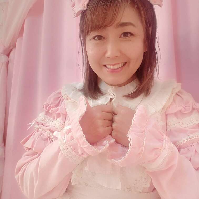 熟女がかわいいドールファッション姿で登場
白のストッキングを履いて
ご主人様に仕えるよ♡

今年も一年ありがとう