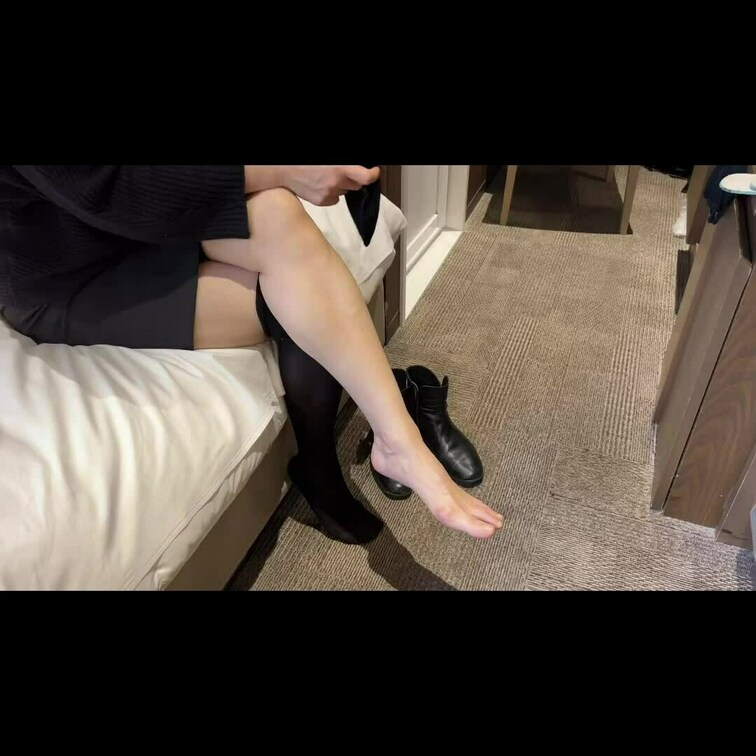黒のニーハイストッキングを履くところ他　このつま先と足裏は好きですか？