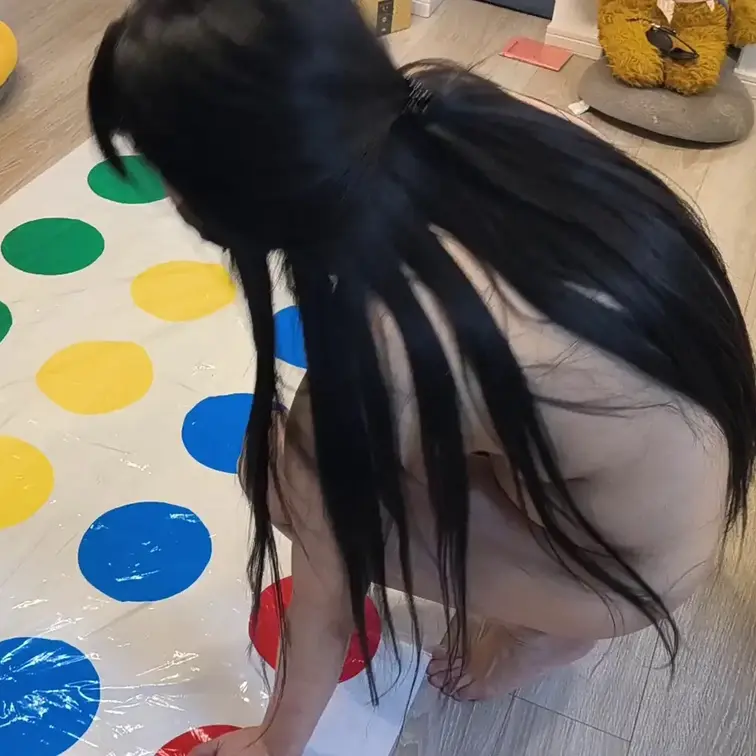 みずきの個人撮影。以前から混浴ツアーや全裸パーティーに来てくれてるみずきを個人的に撮影しました。全裸で一人ツイスターして